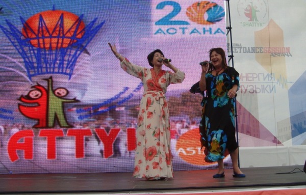 tak zpívají ženy Kazachstánu a Litvy